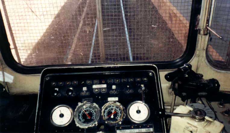 Trilhos do Metrô de Teresina vistos da cabine do trem