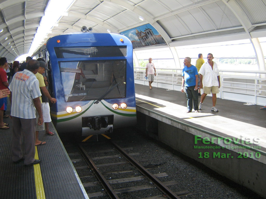 Trem Húngaro reformado, nos trilhos da nova Estação Shopping