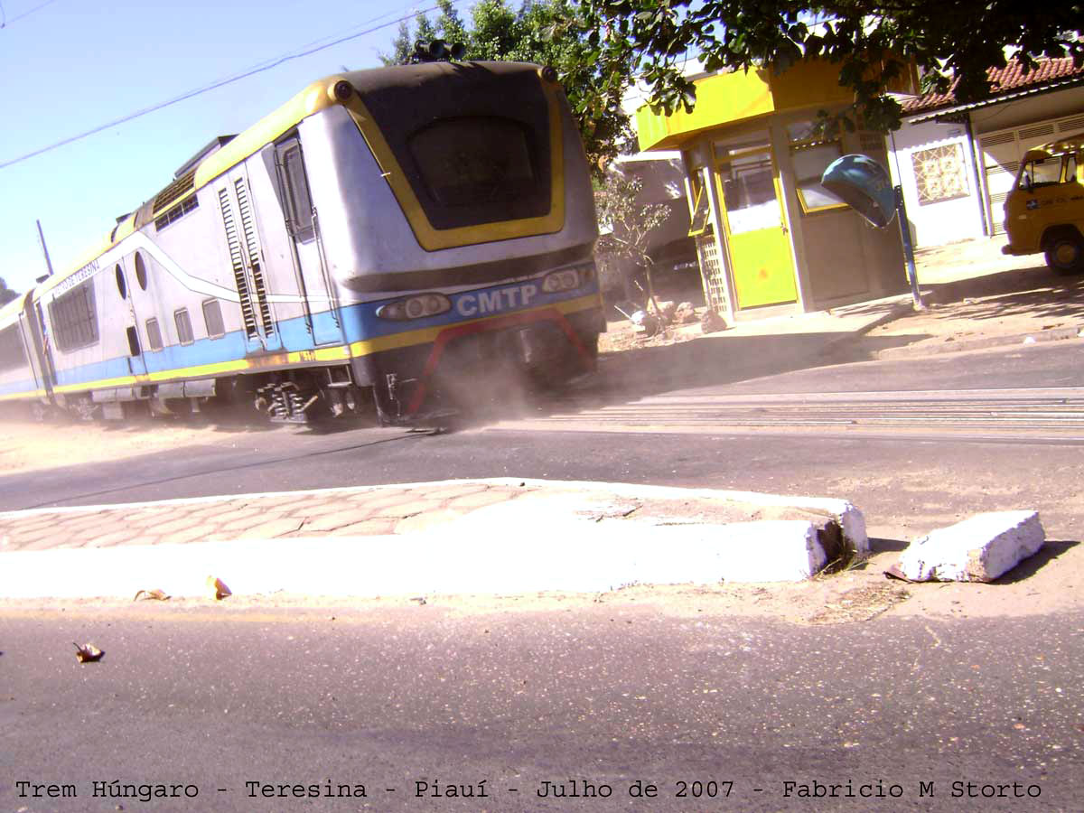 Trem Húngaro do Metrô de Teresina fotografado em meados de 2007, com o painel frontal no segundo formato