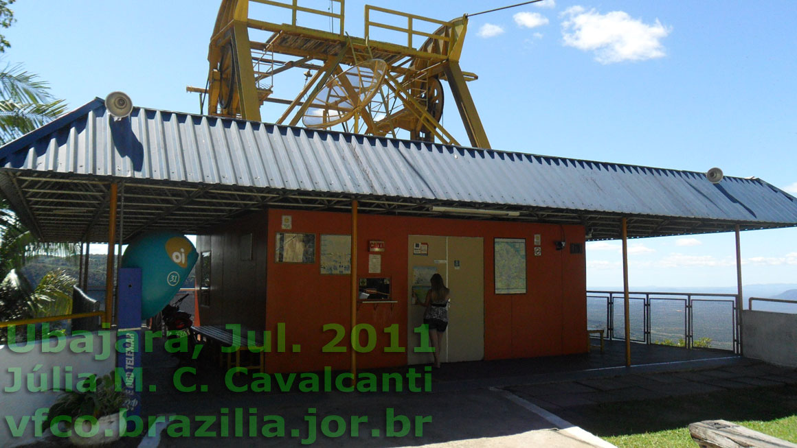 Detalhe da estação superior do Teleférico de Ubajara, com o guichê, mapa e painéis de informações