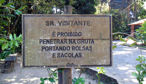 Placa avisando que não é permitido entrar na gruta de Ubajara com bolsas ou sacolas