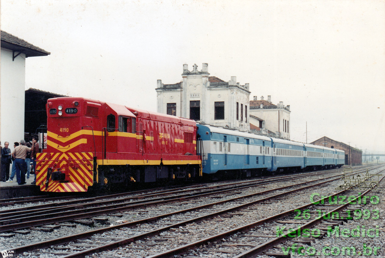 Inauguração do trem turístico Cruzeiro - São Lourenço, com a locomotiva EMD G12 nº 4190 RFFSA