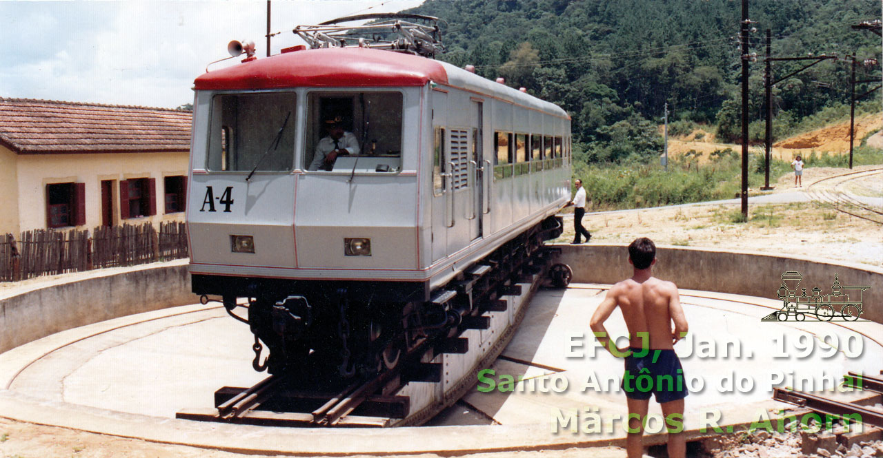 Automotriz A4 da Estrada de Ferro Campos do Jordão no girador manual da estação ferroviária de Santo Antônio do Pinhal