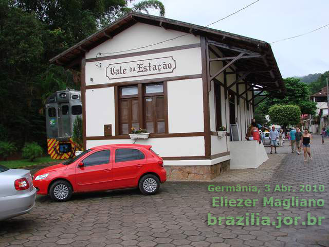 Turistas na estação ferroviária de Germânia, batizada “Vale da Estação”
