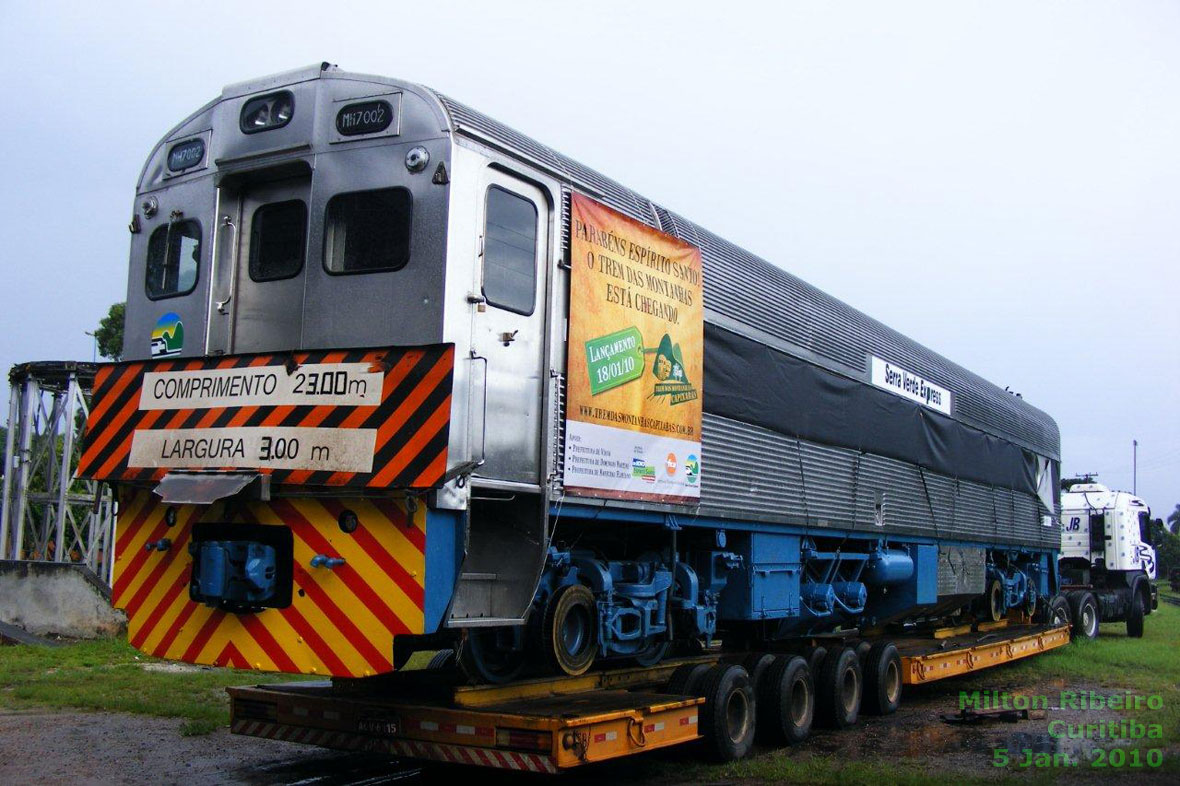 Litorina sobre a carreta, pronta para a viagem até o Espírito Santo, onde irá operar o Trem das Montanhas Capixabas