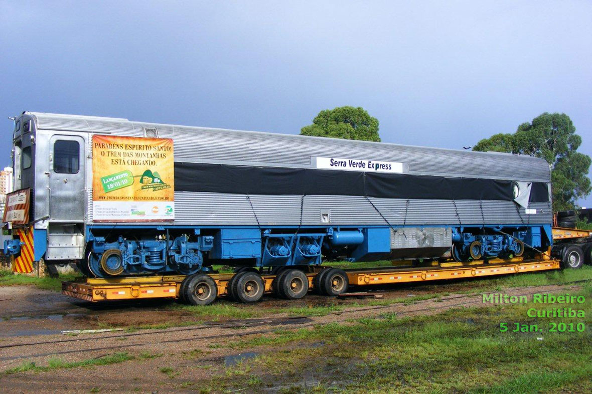 Trem colocado e amarrado sobre a carreta, com proteção, para a viagem