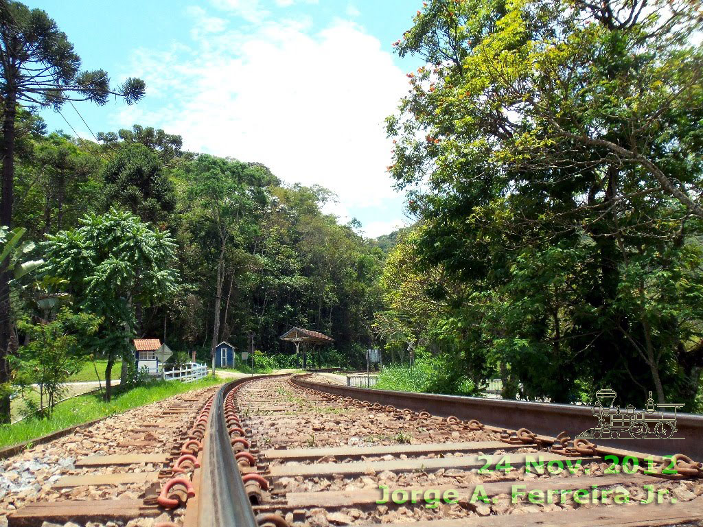 Estação ferroviária (estribo) e entrada do Museu de Cabangu