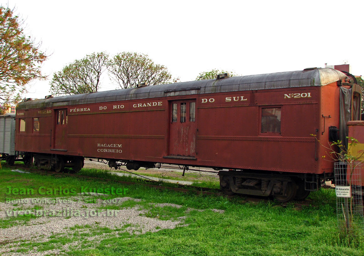 Outra vista do vagão bagagem-correio em exposição na estação ferroviária de Bento Gonçalves, ponto de partida do trem turístico da Ferrovia do Vinho