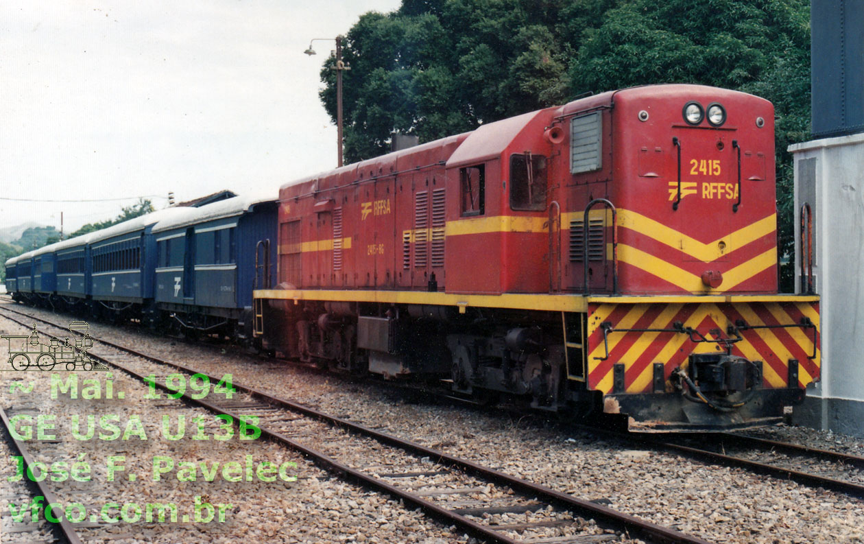 Locomotiva diesel-elétrica GE (USA) U13B nº 2415 RFFSA à frente do Trem Azul em Maio de 1994