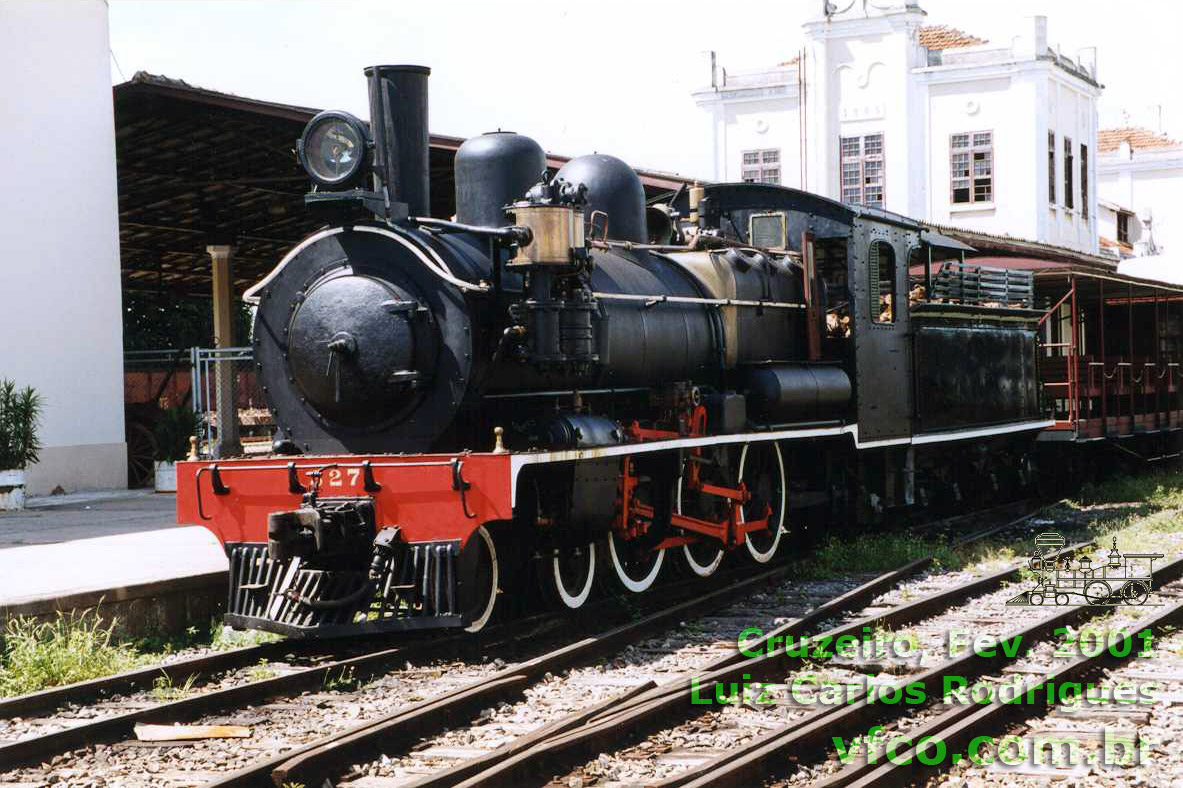 Locomotiva 327 com o trem turístico da ABPF Sul de Minas na estação ferroviária de Cruzeiro (lado RMV)