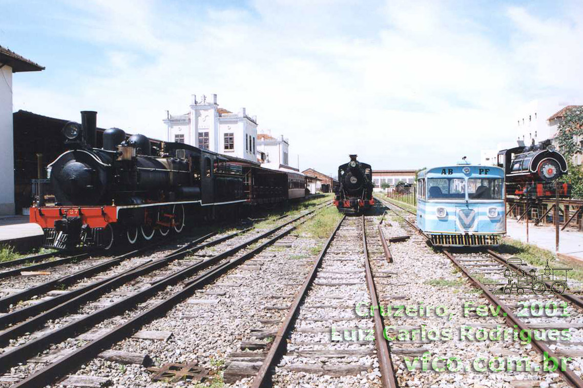 Locomotiva 327 com o trem turístico da ABPF Sul de Minas na estação ferroviária de Cruzeiro (lado RMV)