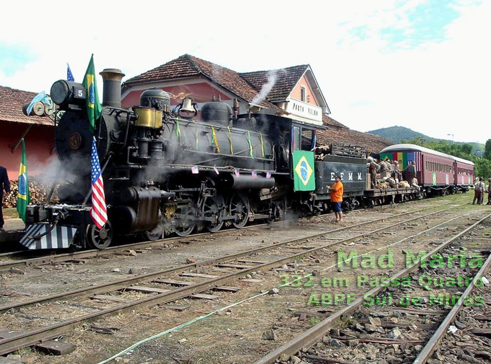 Locomotiva 332 caracterizada como nº 5 da EF Madeira-Mamoré e a estação com placa de Porto Velho, para filmagem da mini-série Mad Maria