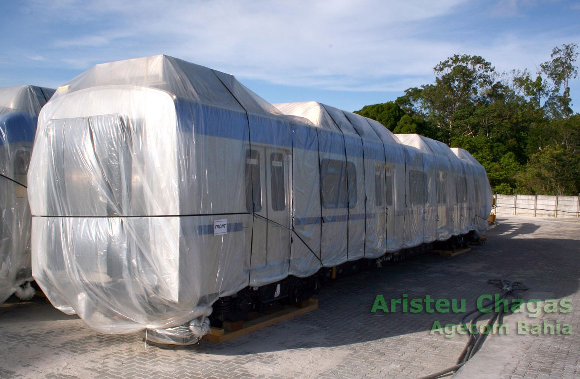 Vagão do Metrô de Salvador, envolto em plástico