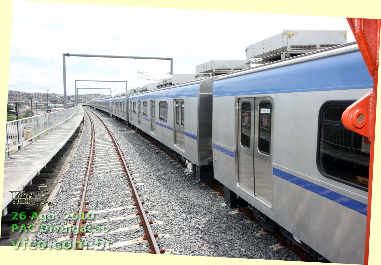 Trens do Metrô de Salvador já encarrilados, com o detalhe do teto dos carros-reboque