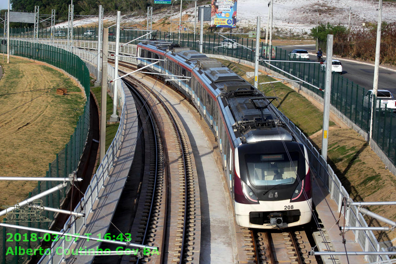 Trem do Metro de Salvador em operação sem passageiros (teste) até a Estação Aeroporto