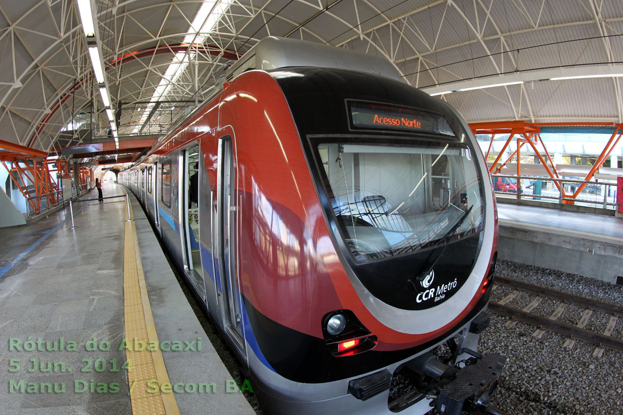 Trem do Metrô de Salvador na estação Acesso Norte, próxima à Ròtula do Abacaxi