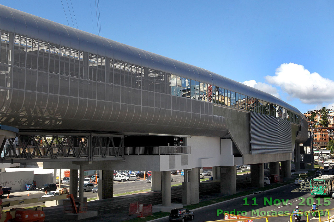 Vista externa da estação Bonocô, do lado sul da avenida Mário Leal Ferreira