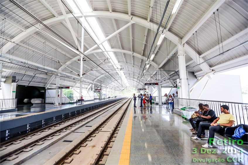 Passageiros aguardando o trem na plataforma da estação Retiro, em fins de 2014