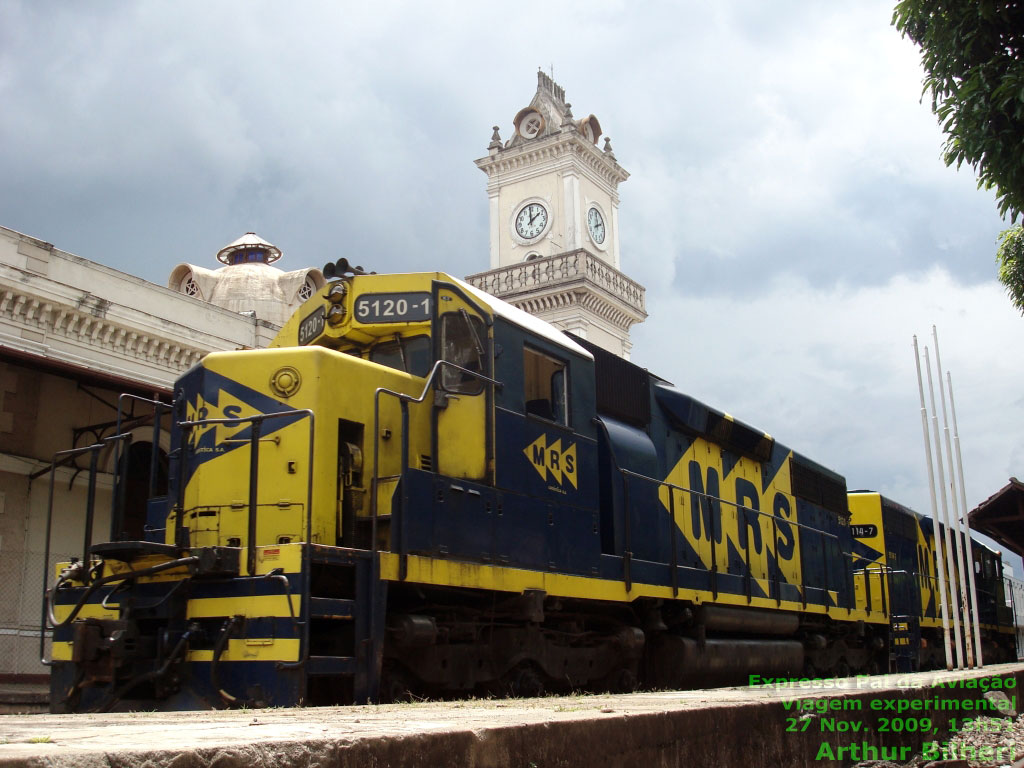 Outra vista da locomotiva SD38M nº 5120-1 da ferrovia MRS, destacada para a viagem experimental do trem turístico 