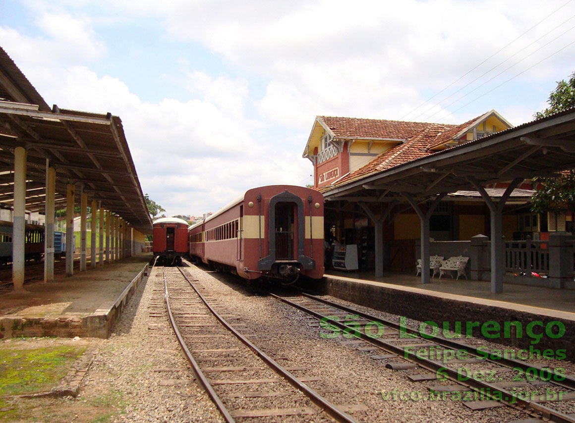 O Trem das Águas na pltaforma da estação ferroviária de São Lourenço