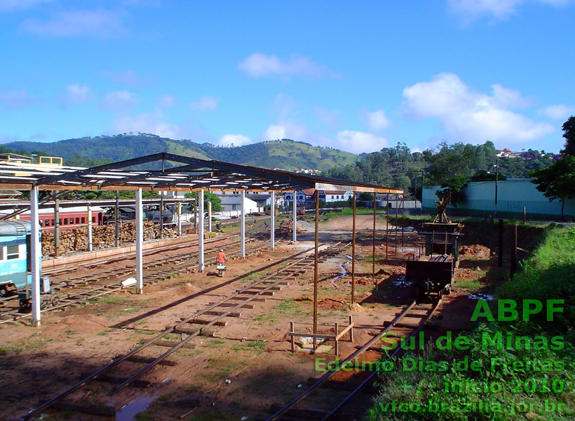 Montagem da estrutura metálica do galpão das oficinas da ferrovia