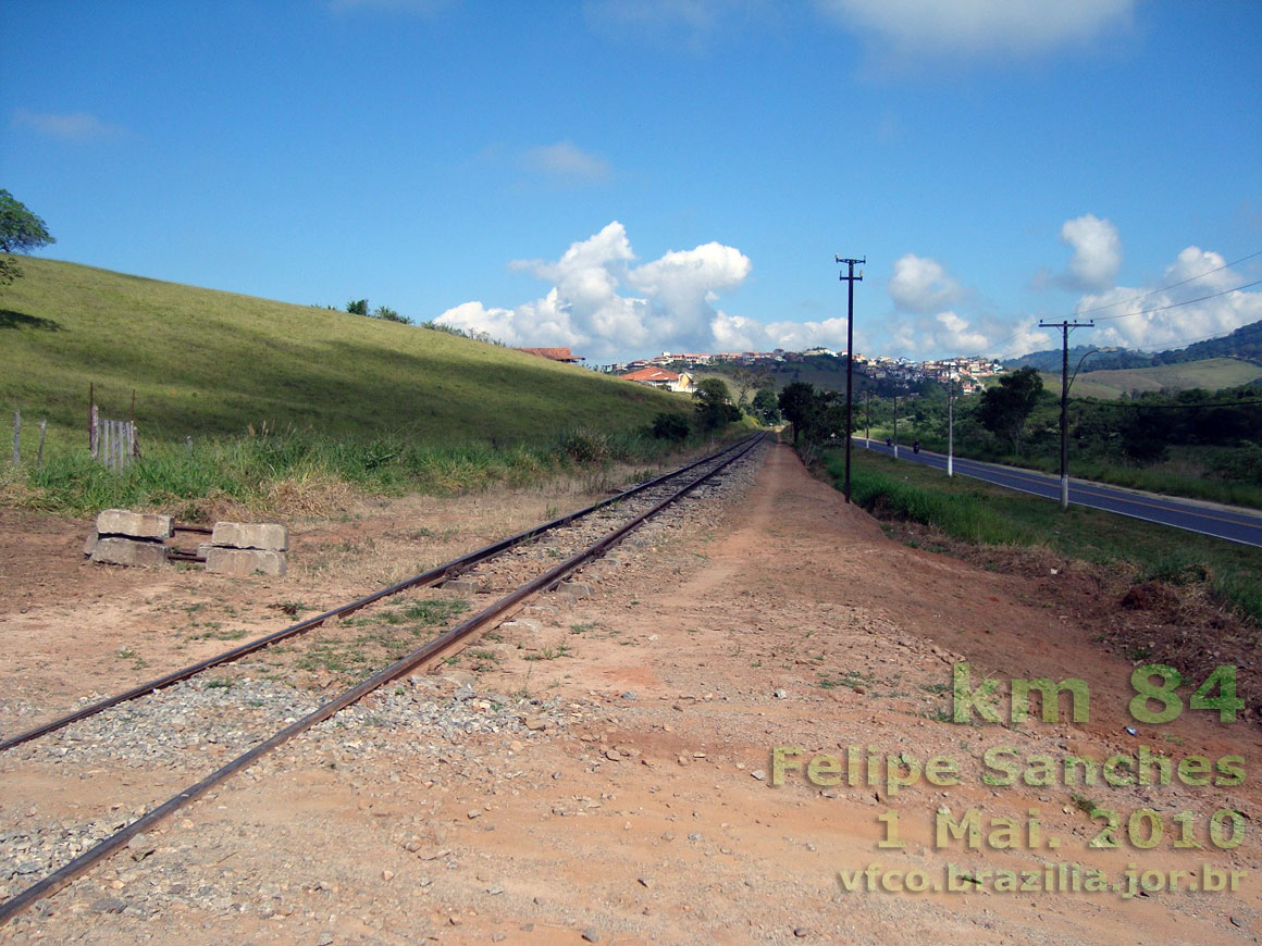 Trecho dos trilhos na chamada "Reta do Aeroporto". Observe a substituição dos dormentes de madeira por dormentes de concreto