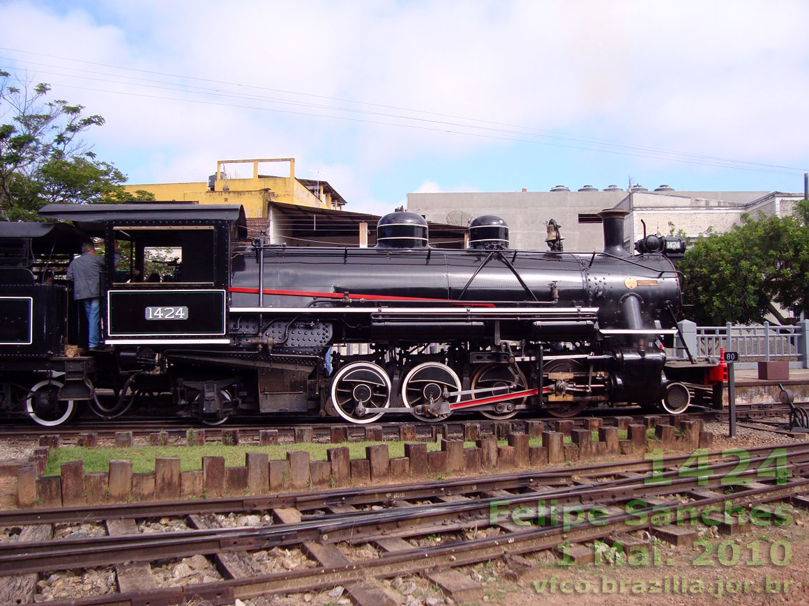 Detalhes da lateral da locomotiva 1424, na estação ferroviária de São Lourenço (MG)