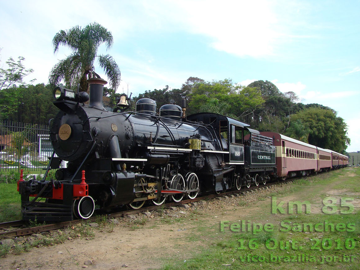 Vista do Trem das Águas, capitaneado pela locomotiva 1424