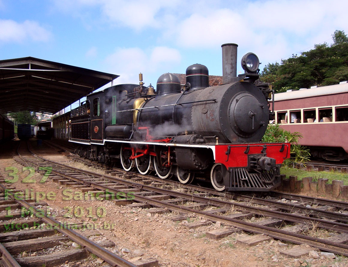 A locomotiva 327 saindo do galpão das oficinas em São Lourenço