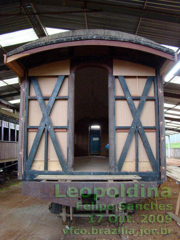 Vista frontal do vagão ainda sem os painéis externos, vendo-se a estrutura da caixa