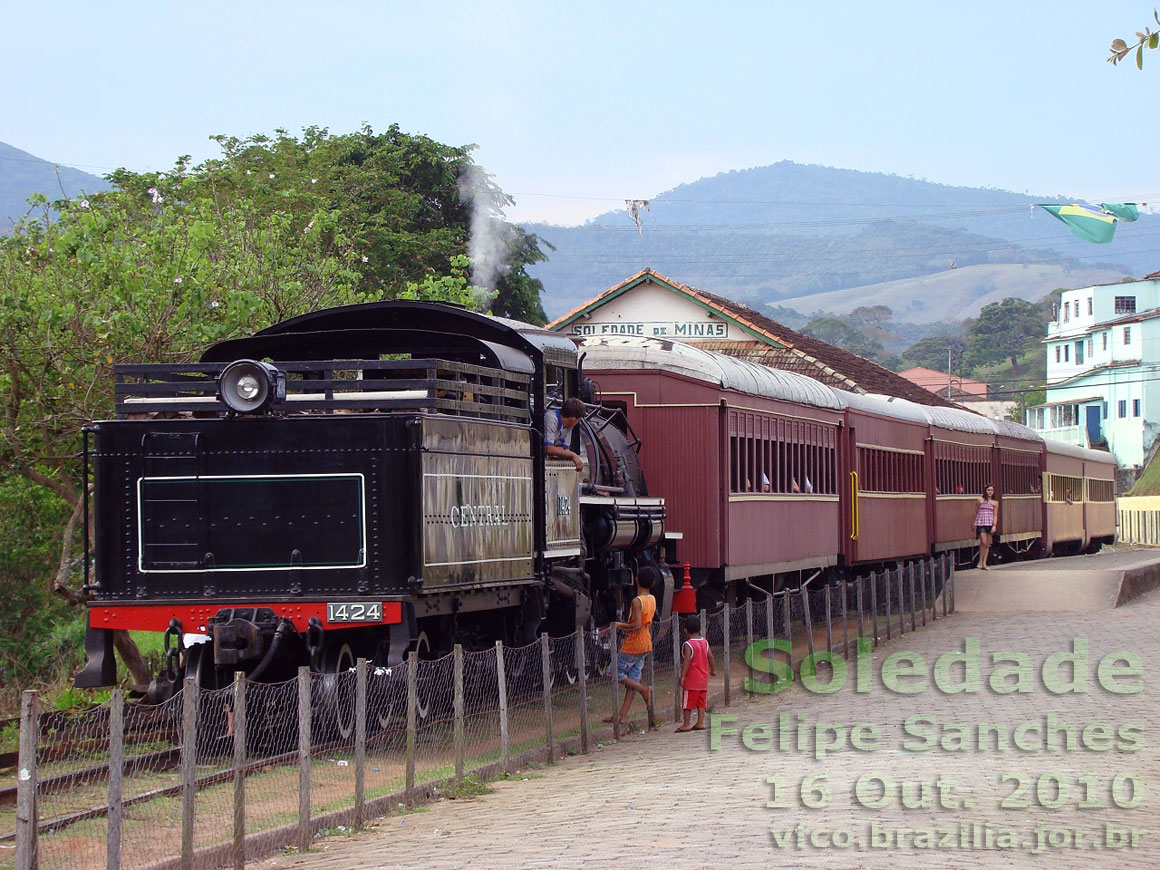 LOcomotiva empurrando os vagões do Trem das Águas para a área de manobra