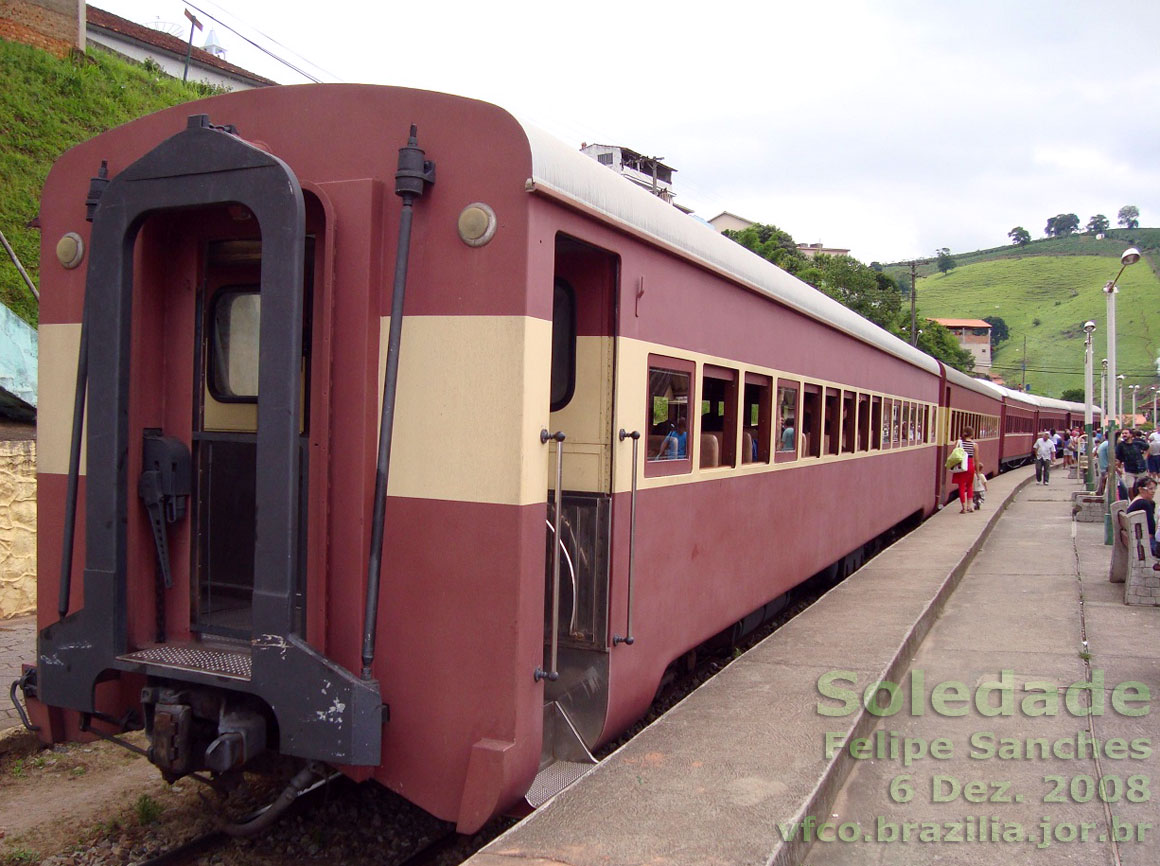 Vagão classe Especial, na extremidade do Trem das Águas, diante da feirinha em Soledade de Minas