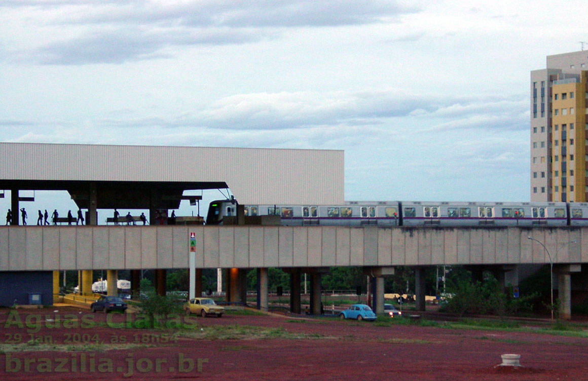 Chegada do trem do Metr DF  estao guas Claras