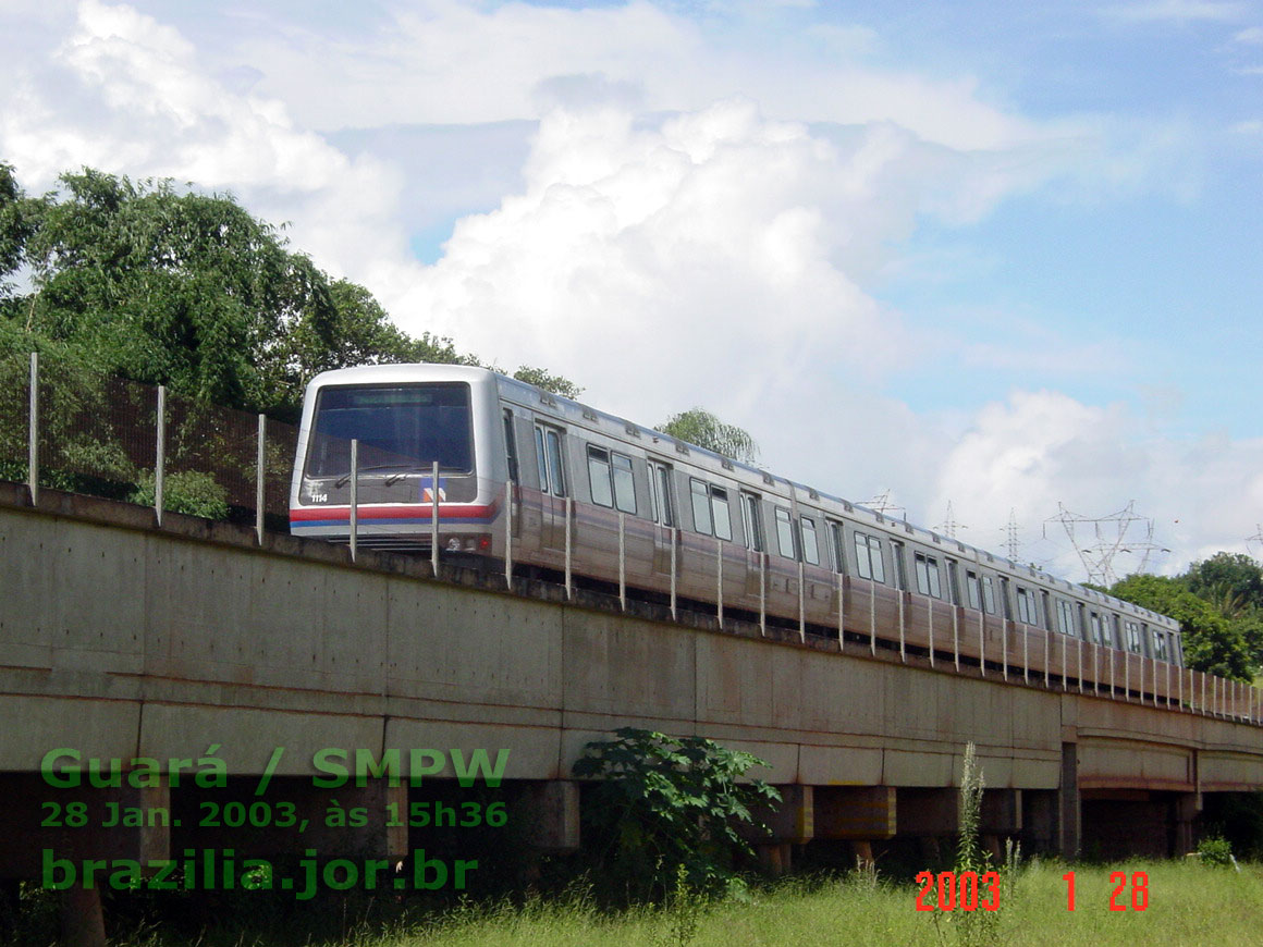 Trem 1111-1114 do Metr de Braslia no viaduto sobre a vrzea do crrego Vicente Pires