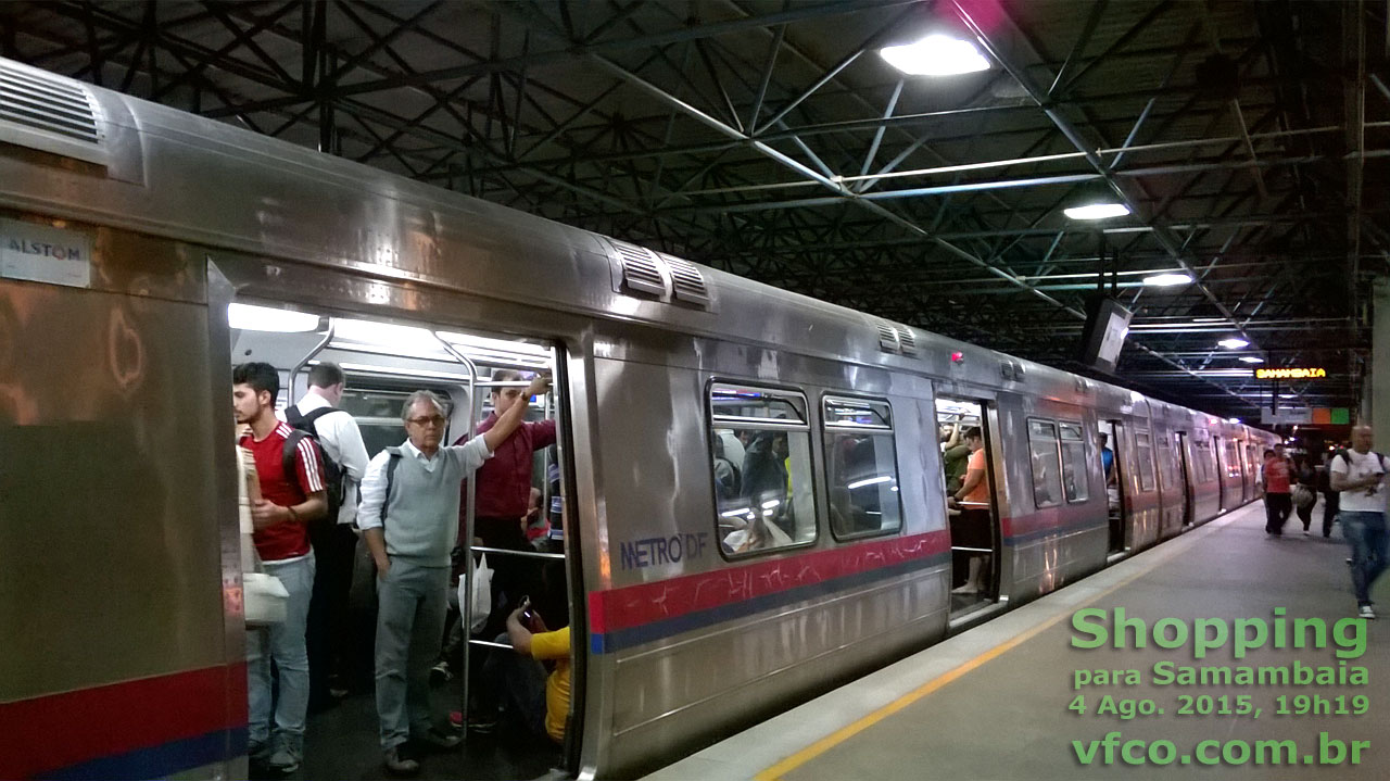 Baixa lotação do trem nº 1181-1184 para Samambaia (Linha Laranja) na estação Shopping, às 19:19 de uma Terça-feira