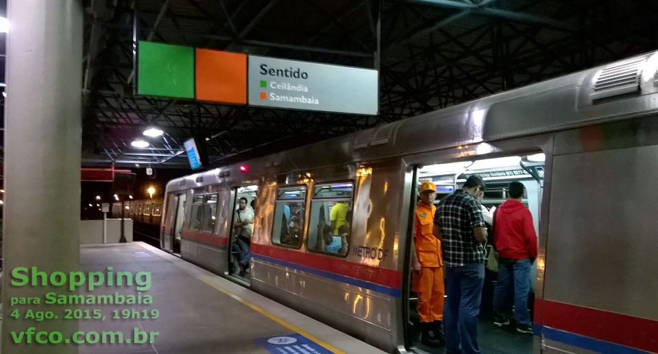 Baixa lotação do trem nº 1181-1184 para Samambaia (Linha Laranja) na estação Shopping, às 19:19 de uma Terça-feira