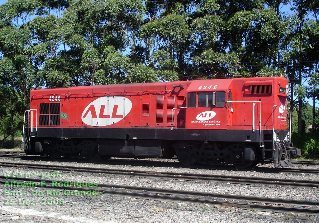 Locomotiva G12 nº 4246 da ferrovia ALL em Barra do Rio Grande (RS), 25 Dez. 2006, por Alfredo F. Rodrigues 