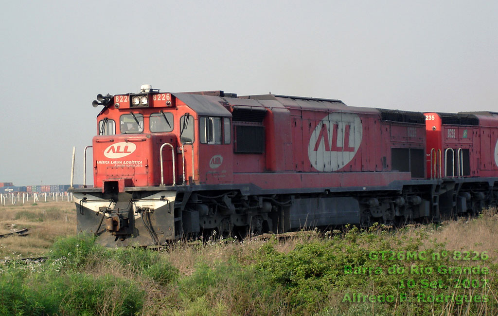 Locomotiva GT26MC nº 8226 em Barra do Rio Grande (2007), por Alfredo F. Rodrigues