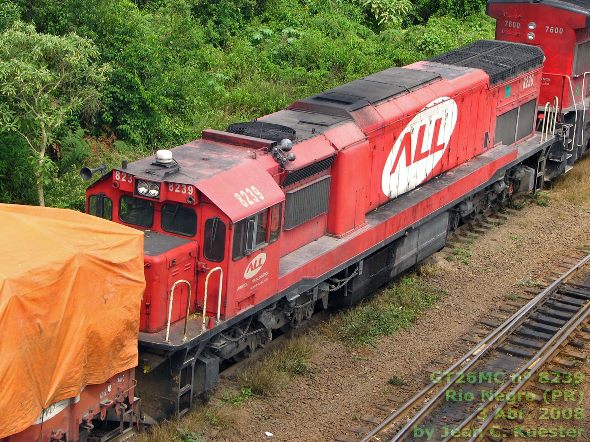 Locomotiva GT26MC nº 8239 da ferrovia ALL em Rio Negro (PR), 3 Abr. 2008, by Jean C. Kuester