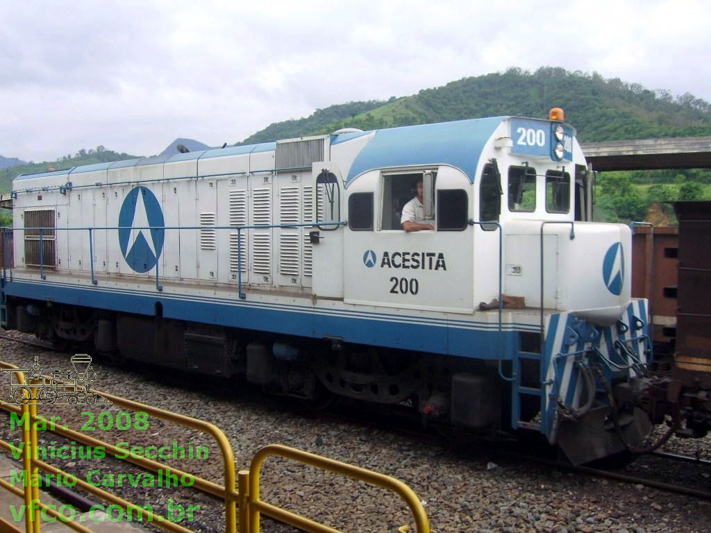 Foto da locomotiva G12 n&ordm; 200 da Acesita, lateral e frente, de perto