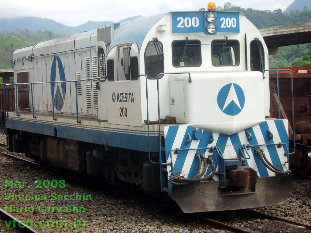 Foto da locomotiva G12 n&ordm; 200 da Acesita, lateral e frente, afastado