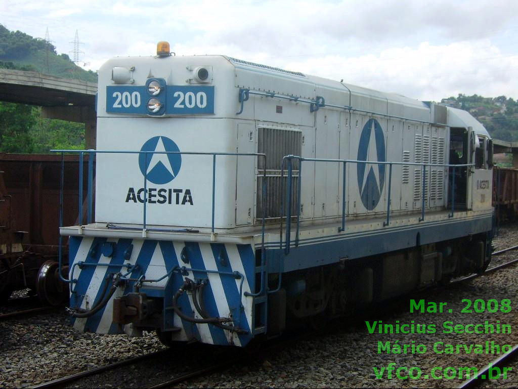 Foto da locomotiva G12 n&ordm; 200 da Acesita, lateral e parte de tr&aacute;s, de perto