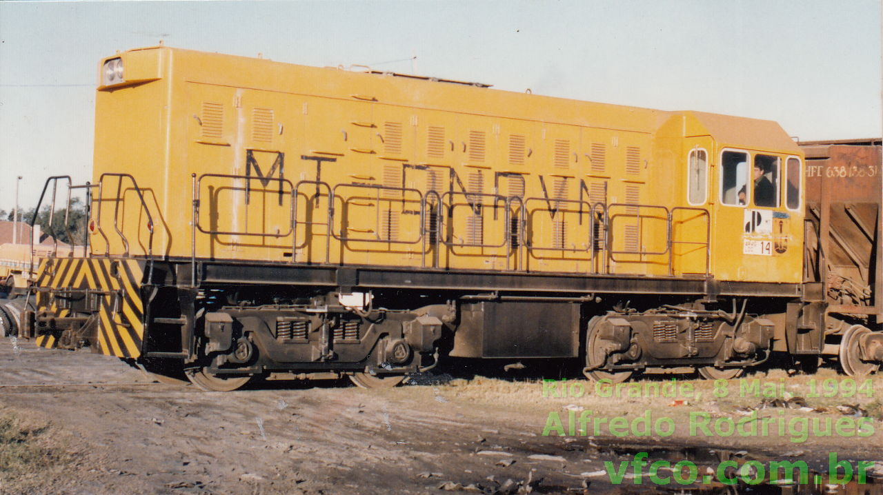 Locomotiva Toshiba n&ordm; 14 DNPVN no porto do Rio Grande