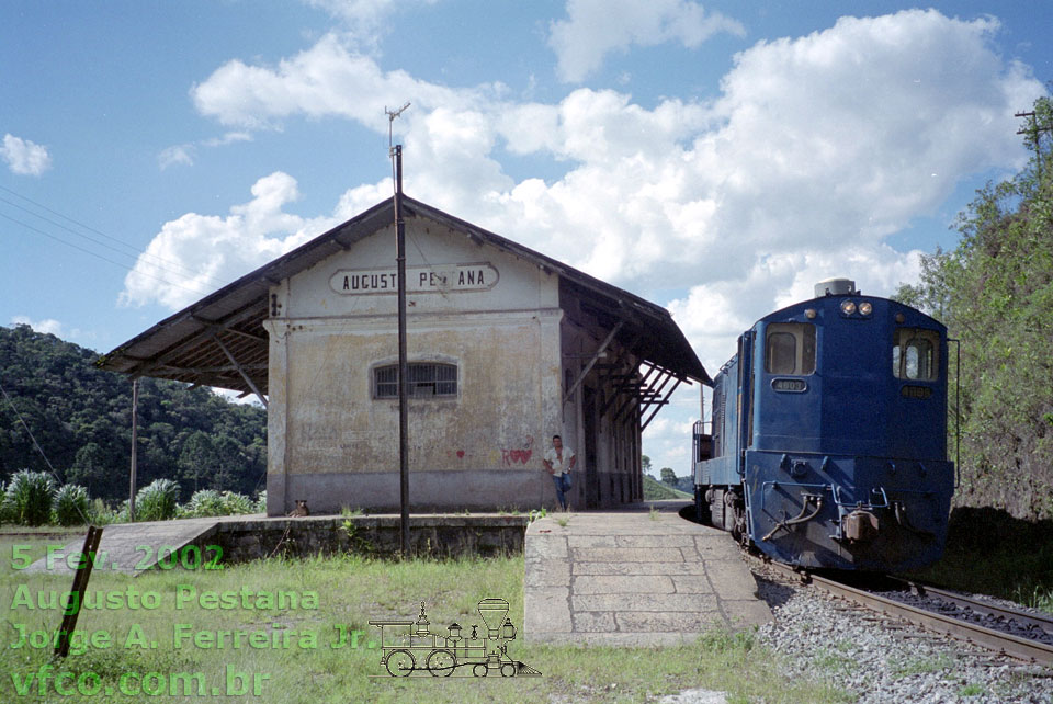 Locomotiva GL8 nº 4003 da FCA na plataforma da estação ferroviária de Agusto Pestana