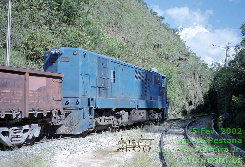 Locomotiva GL8 nº 4003 da FCA na saída do pátio da estação ferroviária de Agusto Pestana