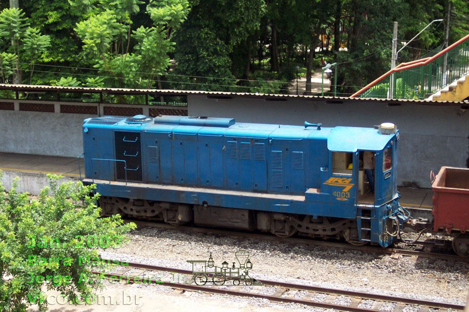 Vista lateral da locomotiva GL8 nº 4003 da FCA no pátio da estação ferroviária de Barra Mansa