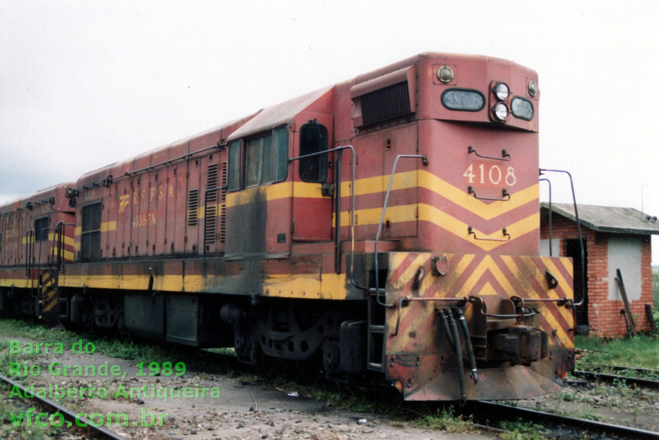 Locomotiva nº 4108-7N da SR6 RFFSA (ex-6174 VFRGS) na estação da Barra do Rio Grande, em 1989