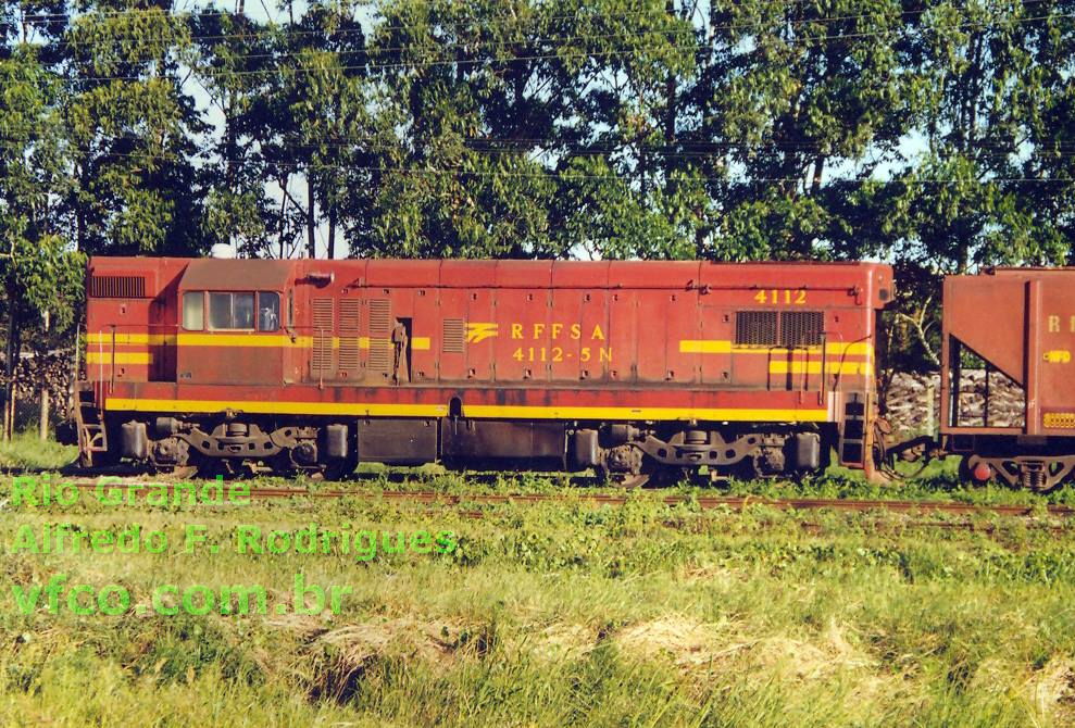 Locomotiva G12 nº 4112 SR6 RFFSA na estação da 4ª seção da Barra do Rio Grande