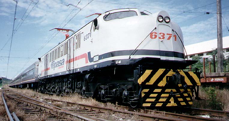 Locomotiva V-8 da Fepasa - Ferrovias Paulistas, em seu último padrão de pintura