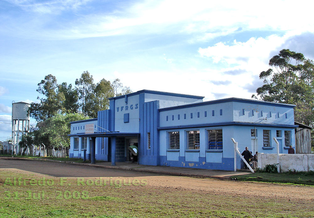 Fachada da estação ferroviária de Quaraí, da década de 1940, fotografada em 2008